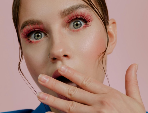 Visszatértek a színes tusvonalak és a gyümölcsillatok – A dopamin beauty trend
