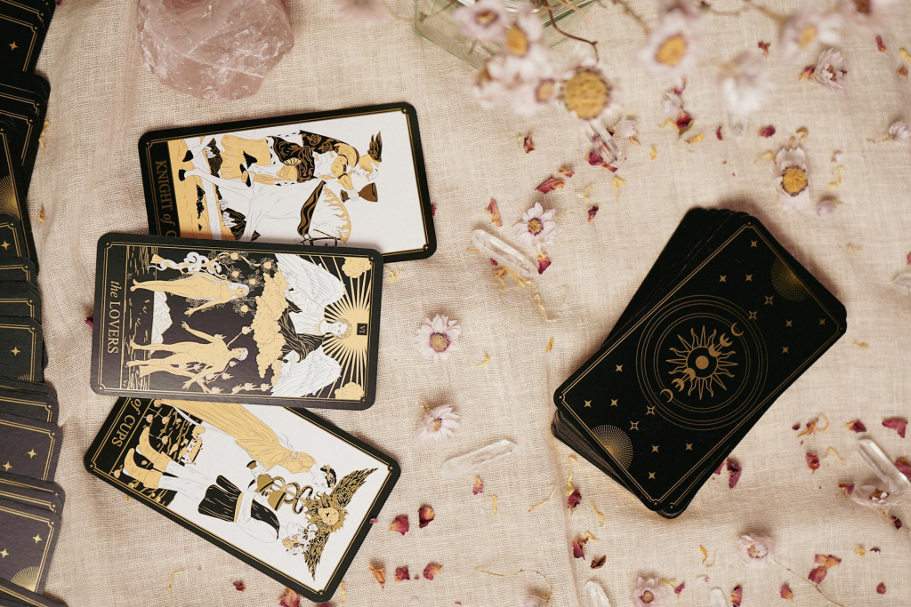 A Diadalszekér lapja: ezt üzeni július Tarot kártyája