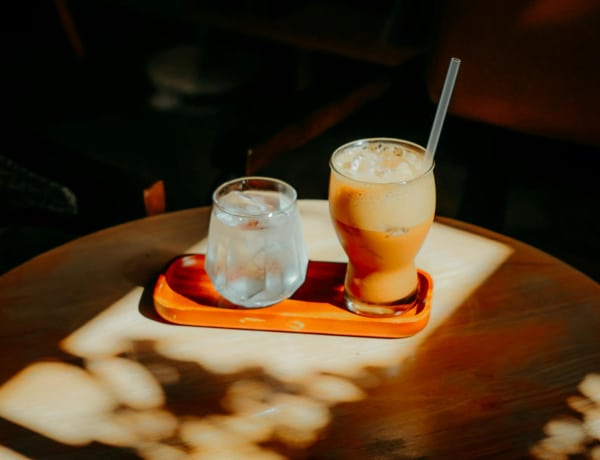 Azt hitted, csak extra figyelmesség? Ezért szolgálnak fel szénsavas vizet a kávéhoz