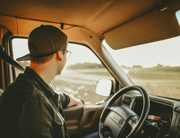 „Agresszívan vezet” – Mi az a szokás, amit a férfiak menőnek tartanak, de a nők utálják?