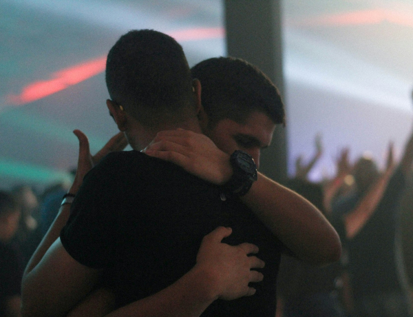 „Ő is zöld pólóban volt” – Férfiakat kérdeztünk, hogyan képesek instant barátságokat kötni