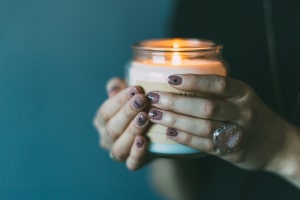 Energiatisztító nyári szertartás otthon: gyertya, víz és 3 kérdés magadhoz