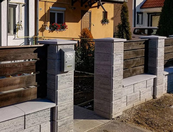 Kőkerítés betonból: igazi klasszikus újragondolva