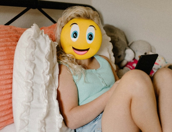 Van értelme kitakarni a gyerek arcát egy emojival?