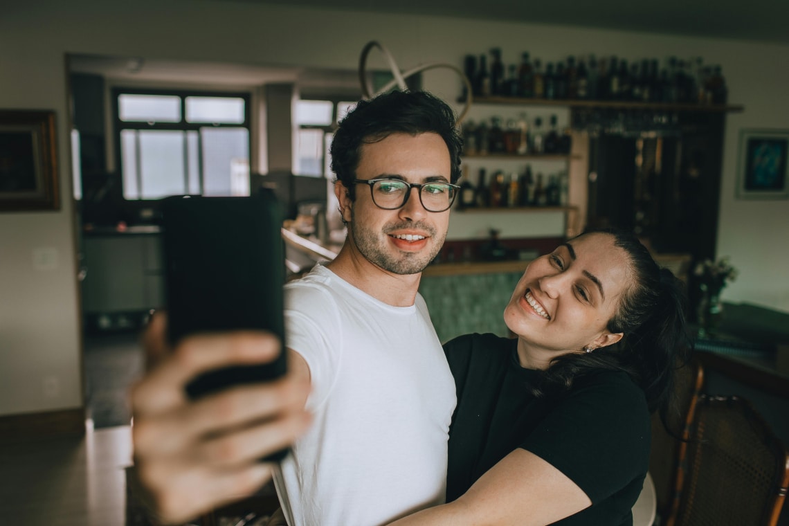 Párok, akik túl sokat posztolnak és ömlengenek – mit jelez ez a viselkedés?
