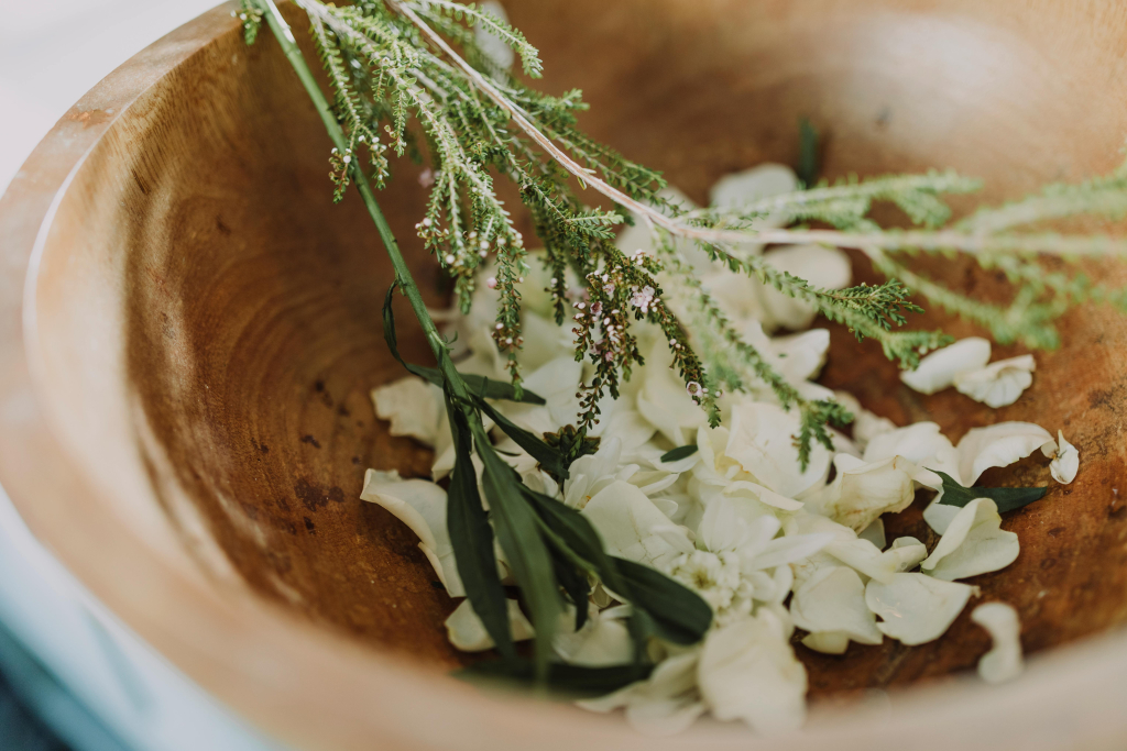 Így készíts házi arcpakolást kerti gyógynövényekből – 5 gyerekjáték recept