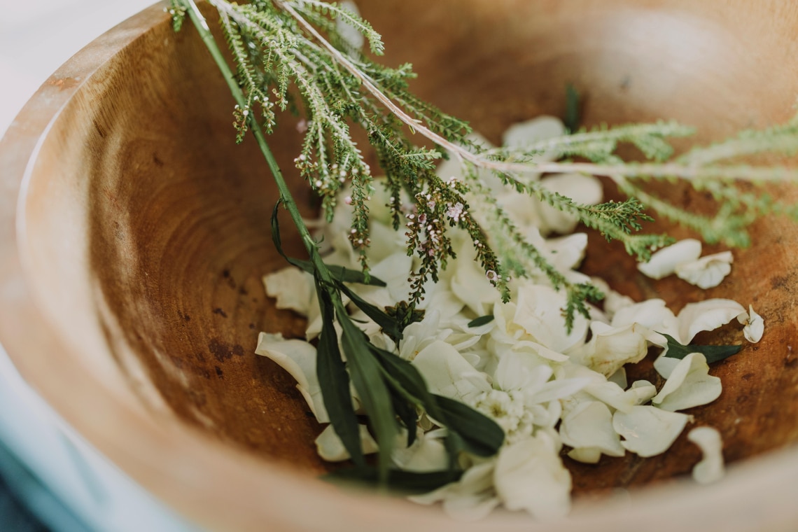 Így készíts házi arcpakolást kerti gyógynövényekből – 5 gyerekjáték recept