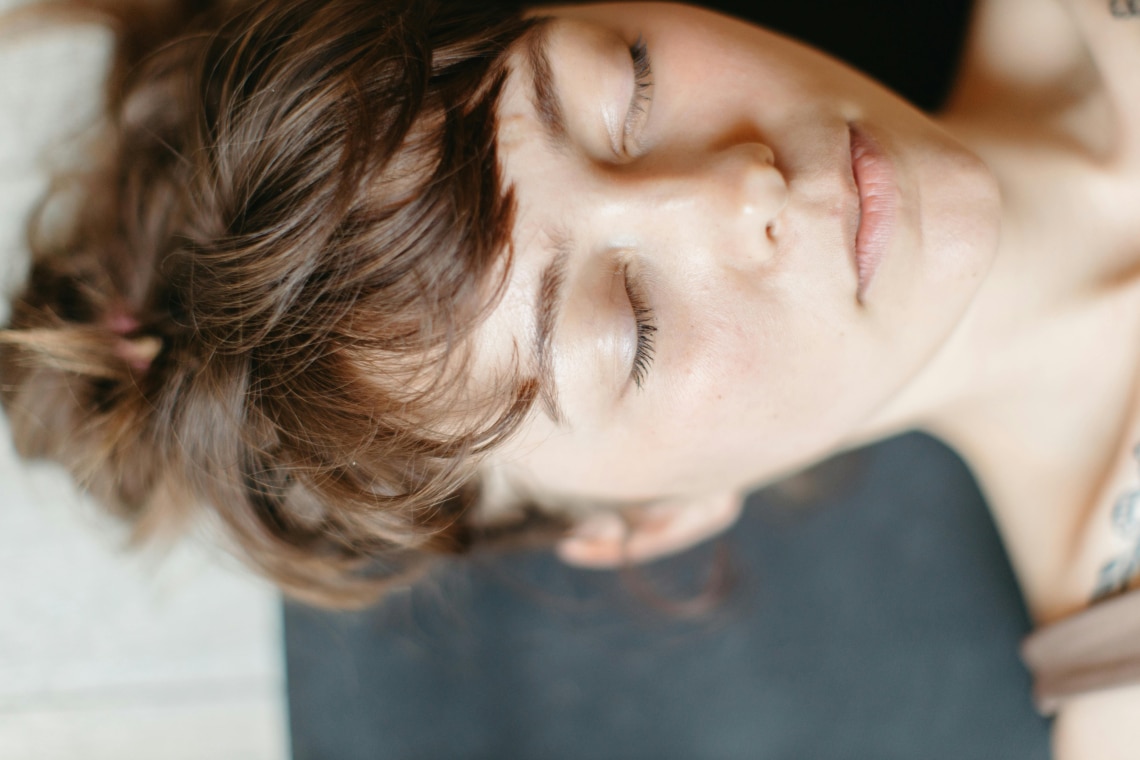 Ettől a 3 perces reggeli arcjógától egész nap ragyogni fogsz