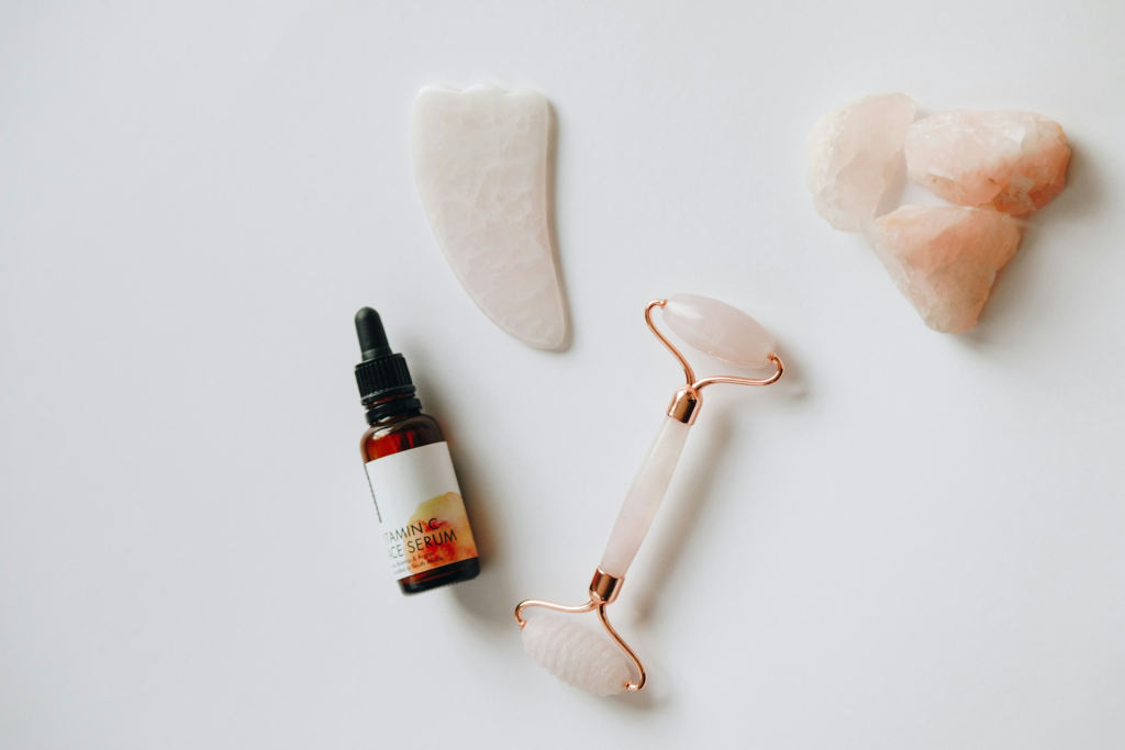 Arcápolás ásványokkal: a gua sha és az arcroller hatása