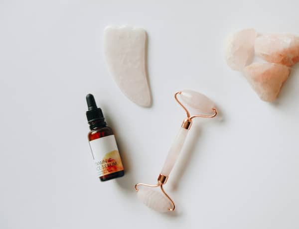 Arcápolás ásványokkal: a gua sha és az arcroller hatása