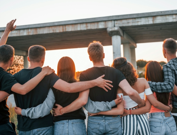 Nagy társaság, nagy nyomás – avagy a túl sok barát valóban teher?