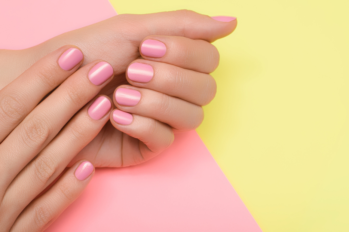 A millennial pink körmök visszatértek – 11 aranyos dizájn inspiráció