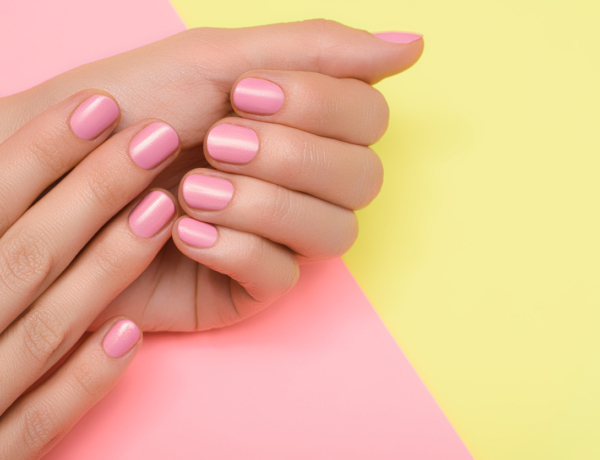 A millennial pink körmök visszatértek – 11 aranyos dizájn inspiráció