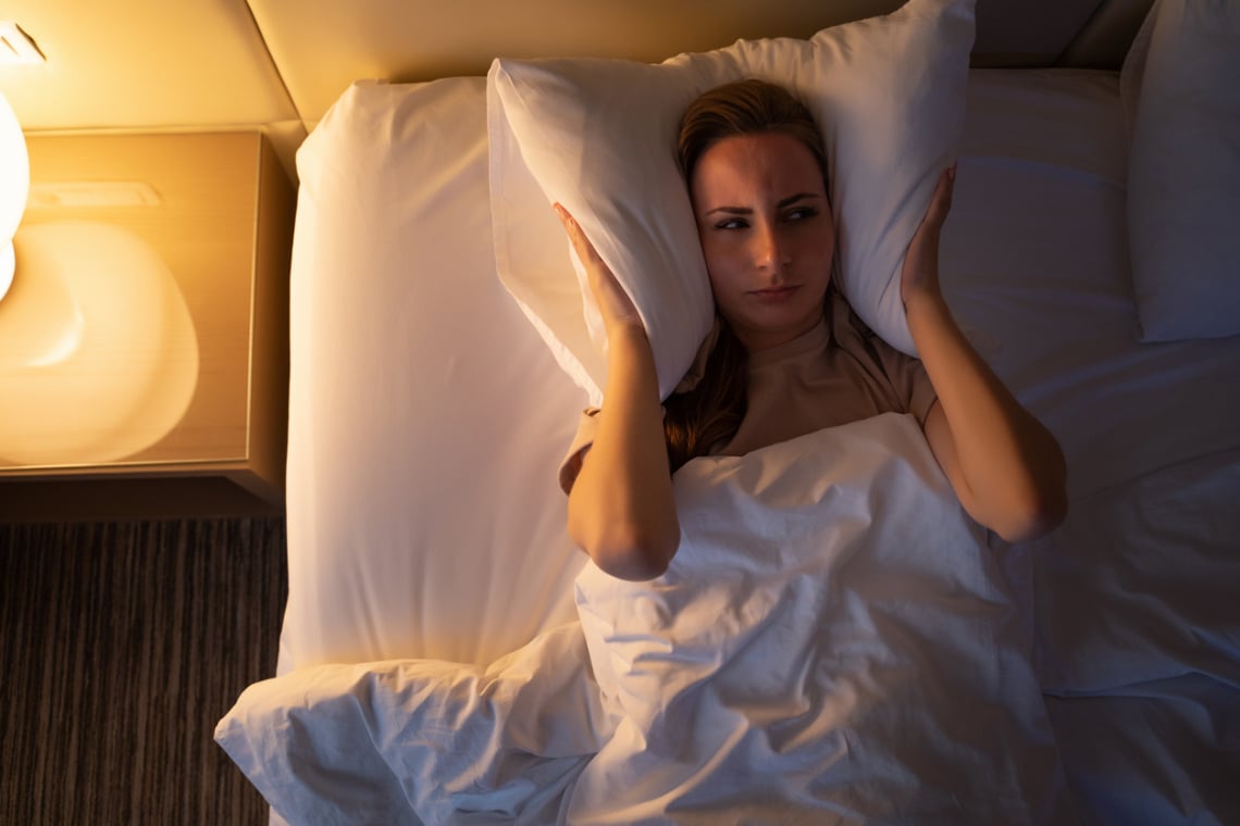 Hangos szálláson nyaralsz? Túlélési tippek, hogy ne zavarjanak a hangok