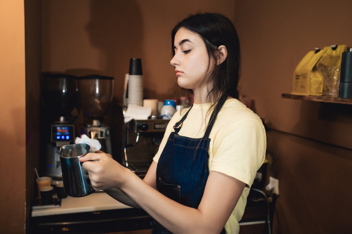 A Gen Z mosolytalan bámulása: pszichológiai és szociológiai háttér