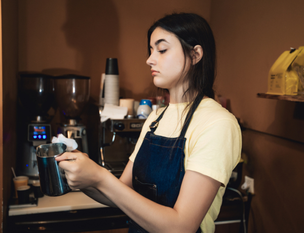 A Gen Z mosolytalan bámulása: pszichológiai és szociológiai háttér