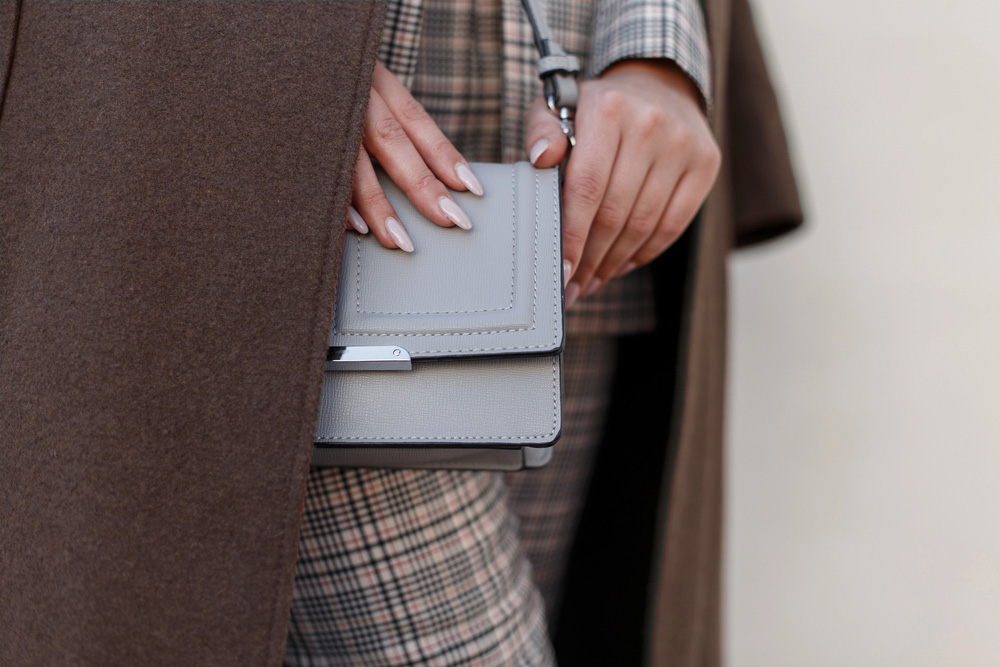 Ez a színtrend passzol a legjobban a szürke táskához – mutatjuk, miért