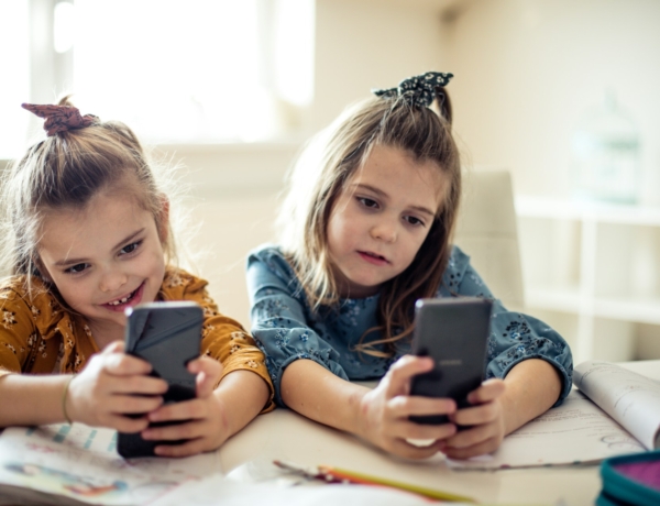 Ennyi éves kor előtt nem érdemes okostelefont adni a gyereknek