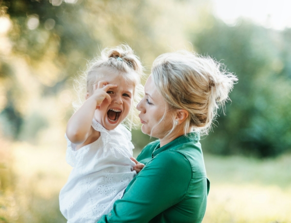 „Egy ágyban aludtunk a babával” – Anyai tanácsok, amiket nem fogadtunk meg, pedig kellett volna