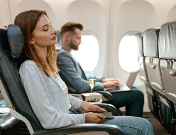 Így aludhatsz jobban a repülőn – 6 trükk a légiutas-kísérőktől