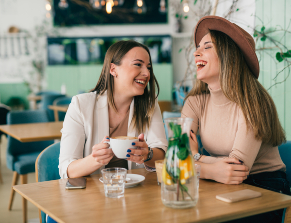 Ennyi éves korunkban szakadnak meg a barátságaink – lehet (vagy kell) tenni ellene?