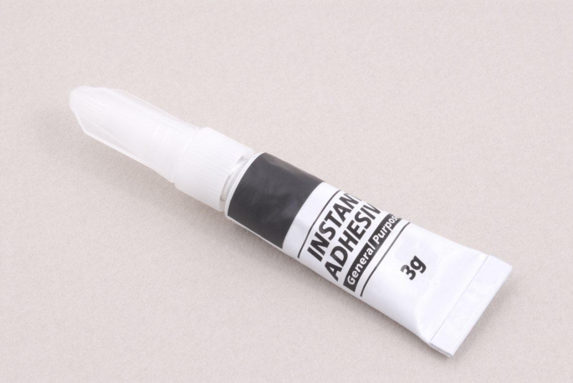 Így szedd ki a pillanatragasztó-foltot bármilyen anyagból