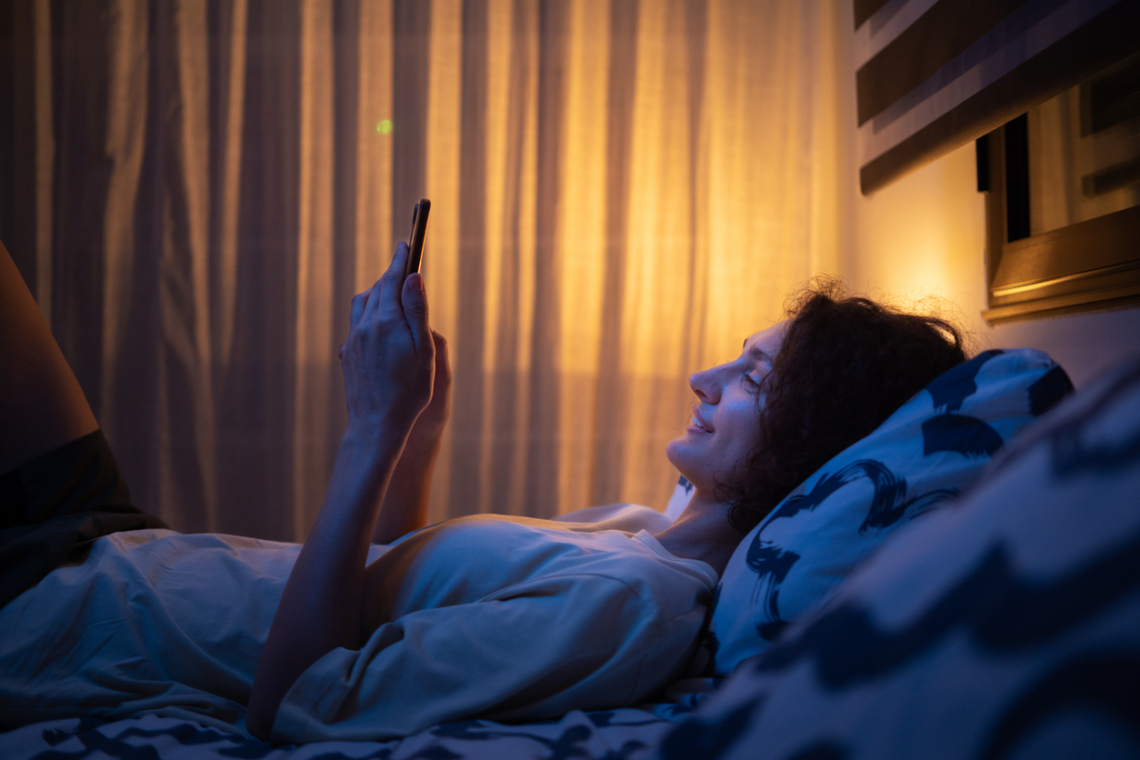 Új kutatás: ha este leteszed a mobilod, javulni fog a bélflórád