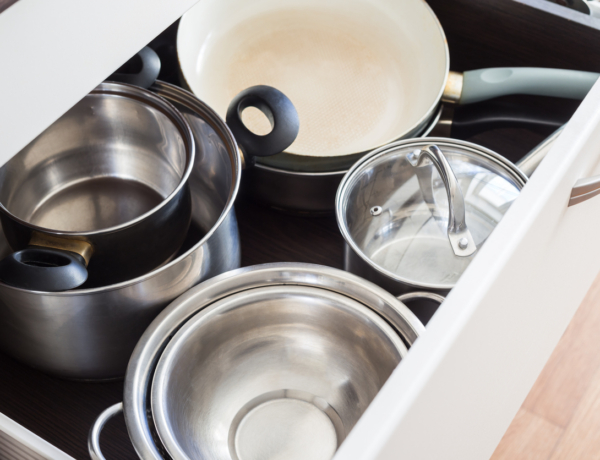 3 gyakori tárolási hiba, amitől tönkremegy az összes edényed és serpenyőd