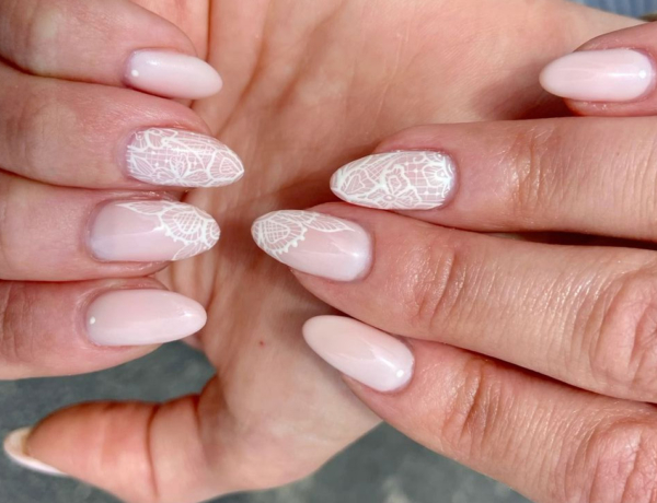 Drámai hatás, de nőiesen: Hódítanak a csipke körmök