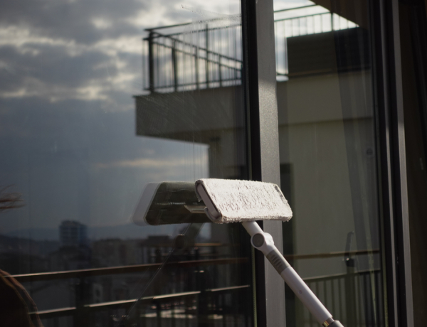 Hogyan tisztítsd meg a kinti, elérhetetlen ablakokat: tippek és trükkök