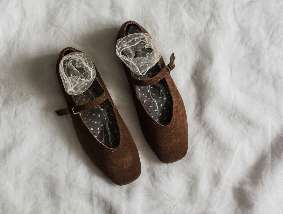 Az ilyen színű balerina cipő az ősz legnagyobb cipőtrendje – így viseld stílusosan