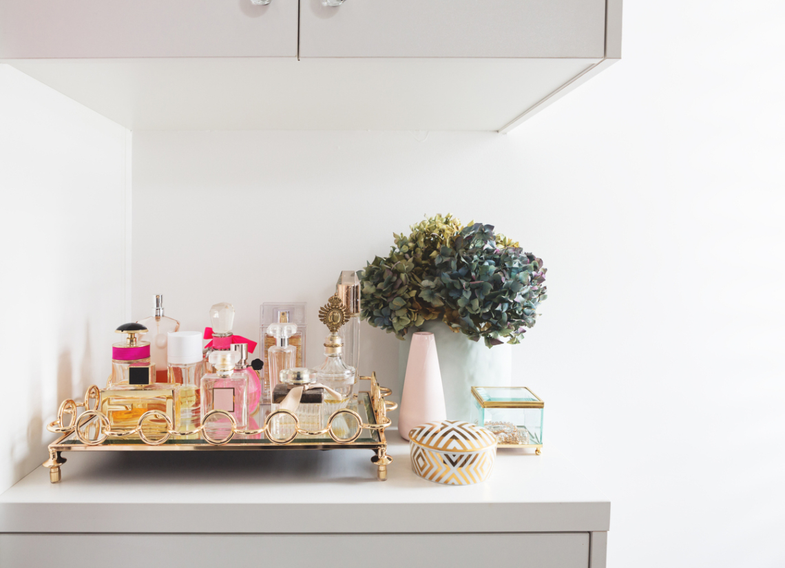 Ezért nem szabadna a fürdőszobában tartani a parfümöt – inkább itt tárold!