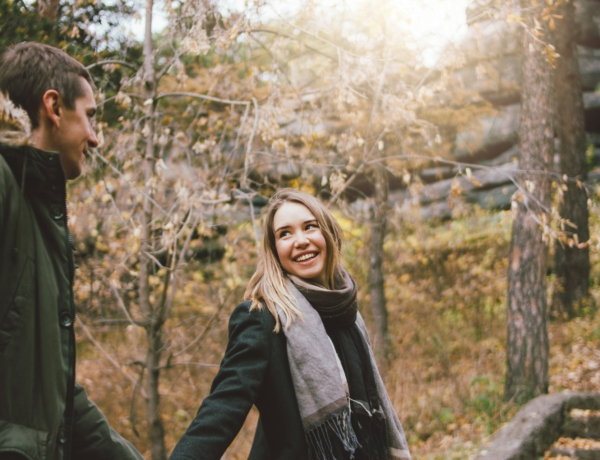 „Egy biztos hátteret, egy otthont, ahova hazatérhetek” – Férfiakat kérdeztünk, mit várnak a szerelemben