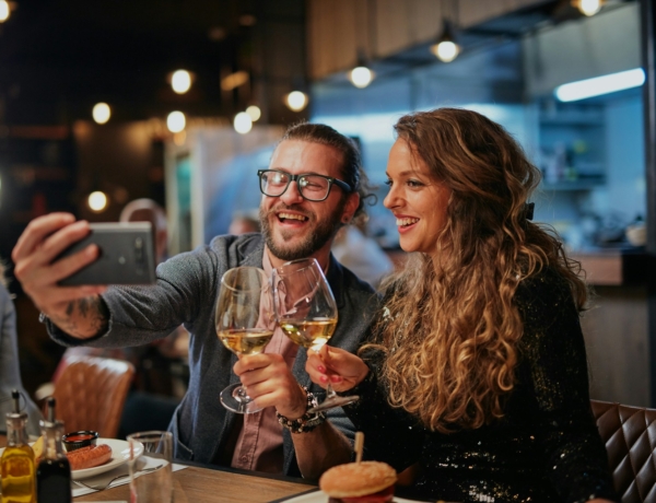 „A térdrögzítőm miatt azt mondta, rokkant vagyok” – Történetek randiölő beszólásokról