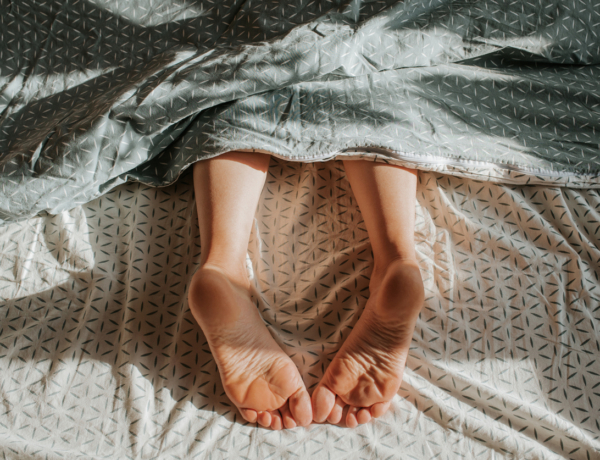 Miért alszunk jobban, ha kilógatjuk a lábunkat a takaró alól?
