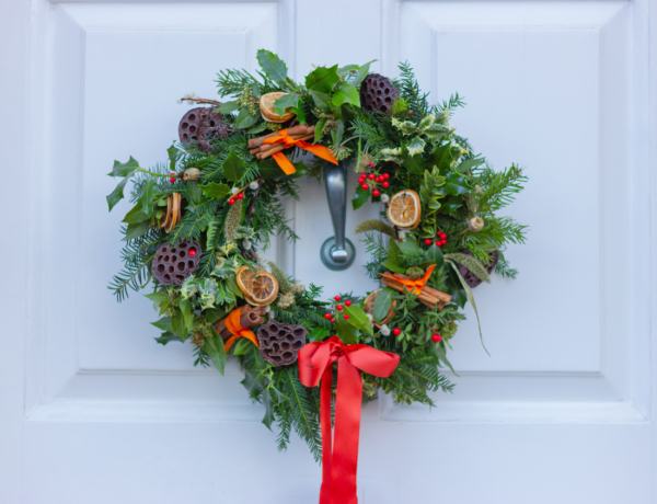 Így készíts gyönyörű karácsonyi ajtódíszt – A vendégeid (is) le lesznek nyűgözve!