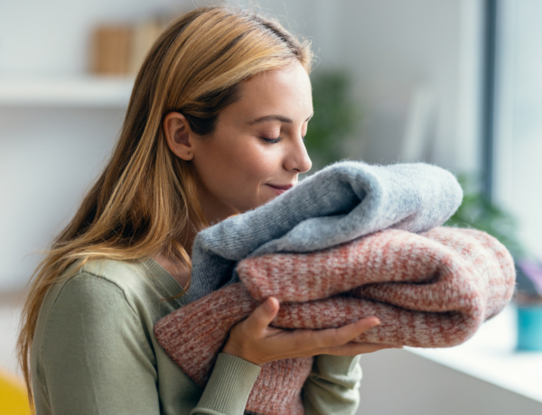 Nem kell mindig kimosni, ha kis szaga van: 9 módszer, hogy felfrissítsd a ruháidat