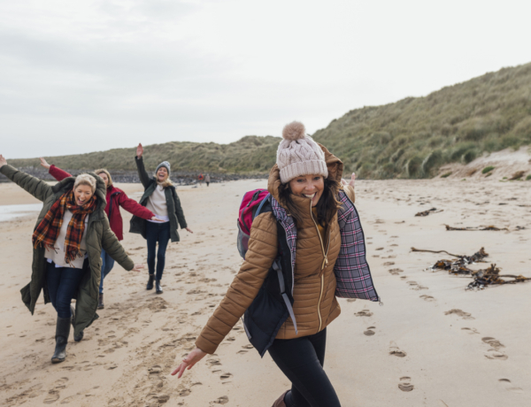 Értékes barátság egy idősebbel: ezt árulja el rólad, ha korosabbak a barátaid