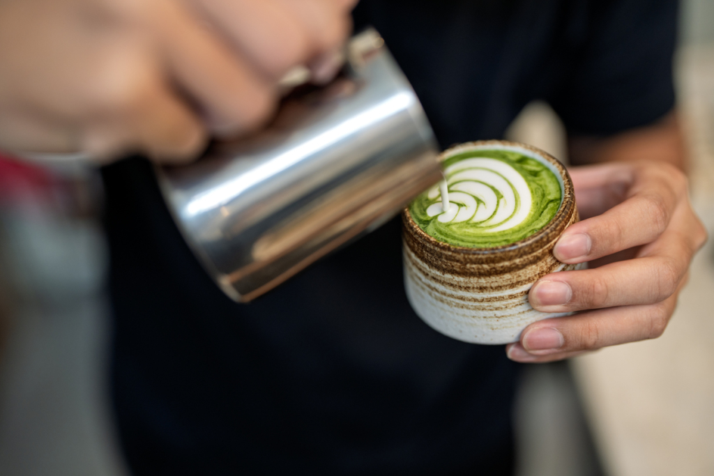 Tényleg hajhullást okoz a matcha tea? Ezt mondja a szakértő a TikTok-hírről