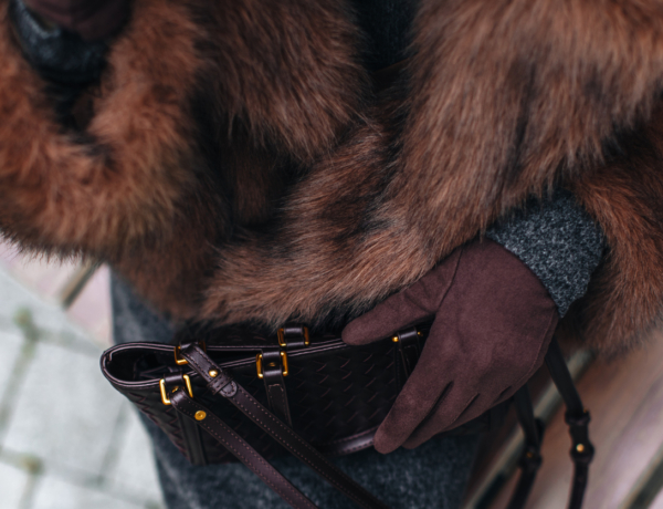 Ez a táska a szezon legnagyobb trendje: így viseld a koptatott bőrt