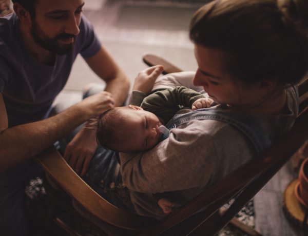Csak színlelnek vagy tényleg nem ébrednek fel az apukák a babák sírására?
