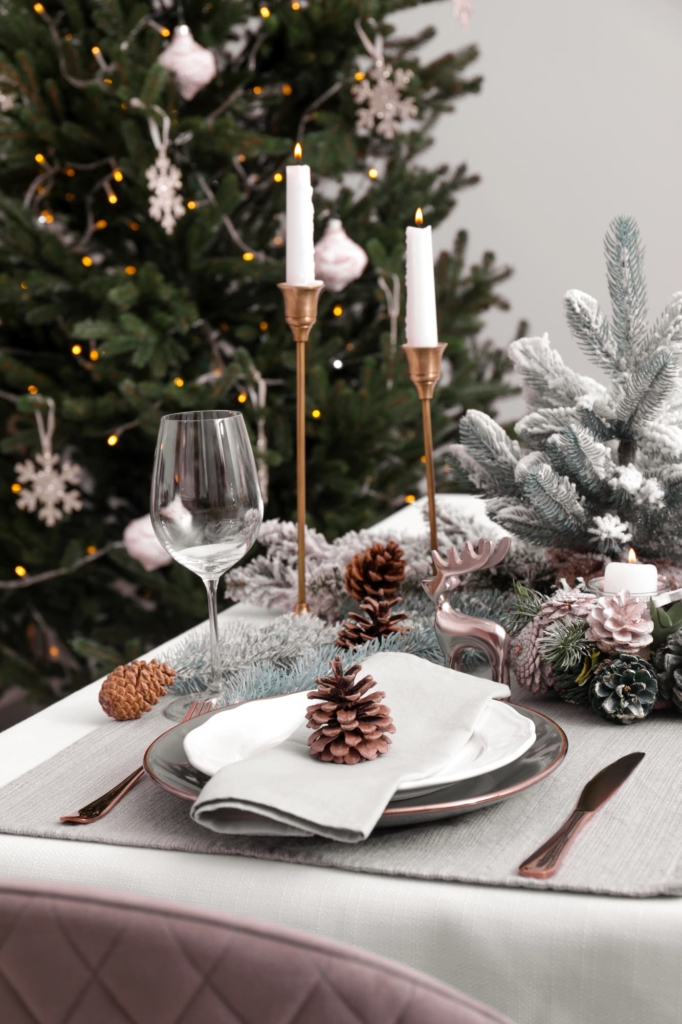 Elegánsan megterített karácsonyi asztal