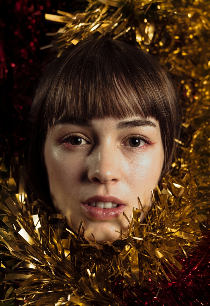 Nő beletekeredve a karácsonyi dekorációs boába