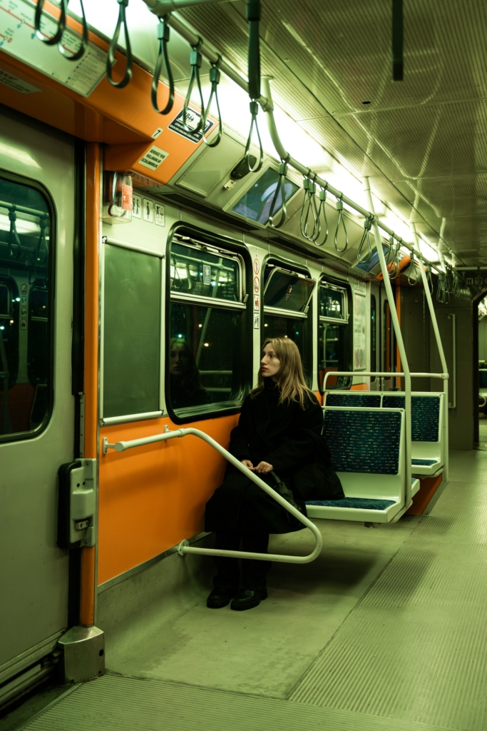 Nő egyedül ül a metrón