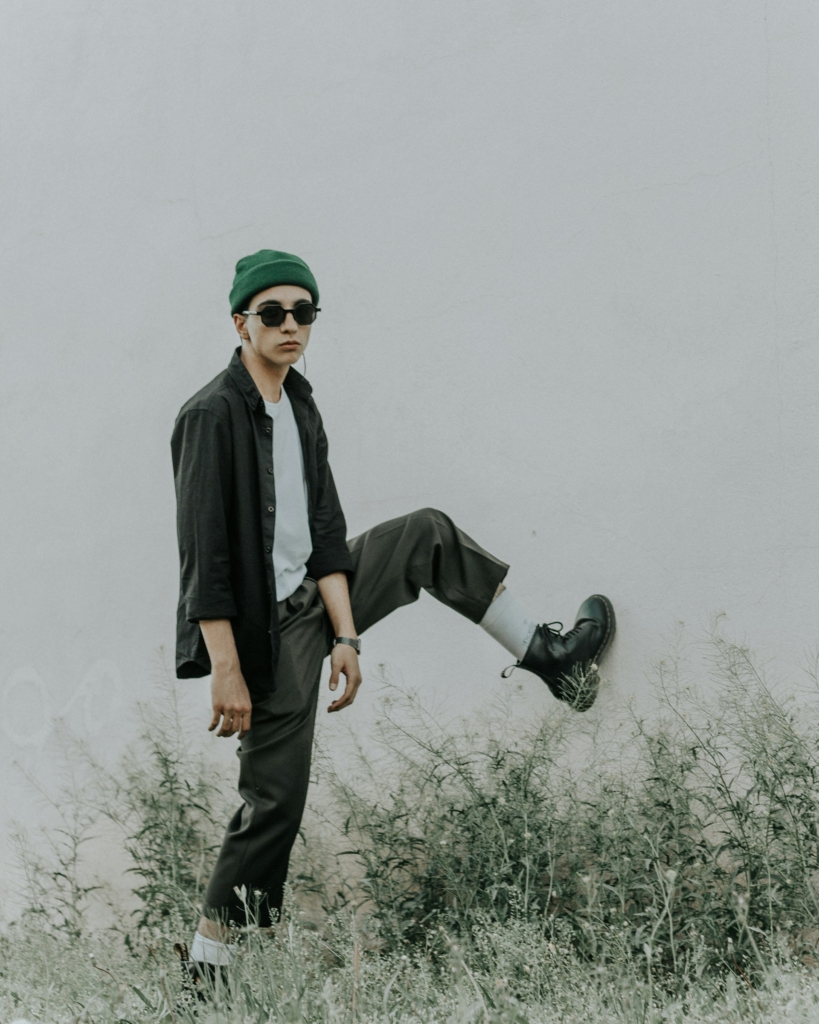 Fiatal srác felrakja a lábát a falra