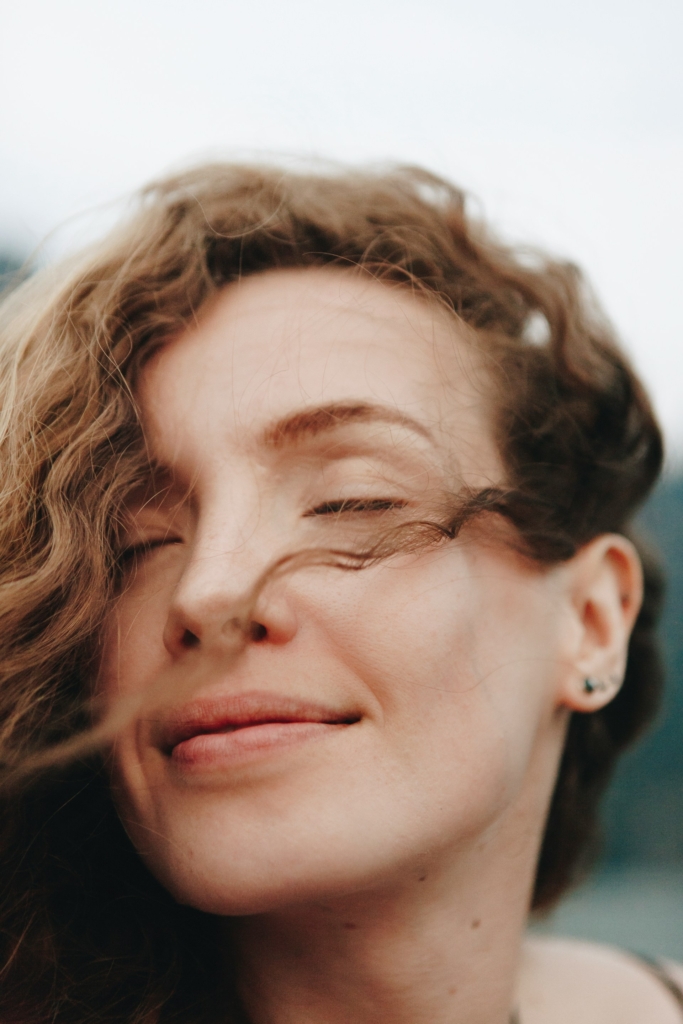 Nő belélegzi a friss levegőt