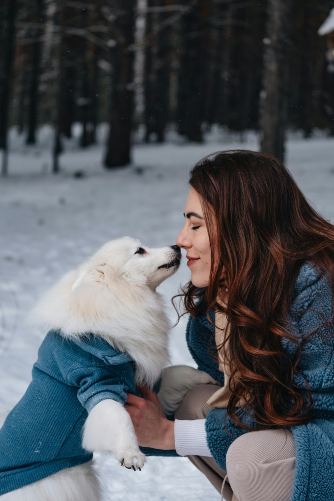 Kutya és gazdája összeérinti az orrát
