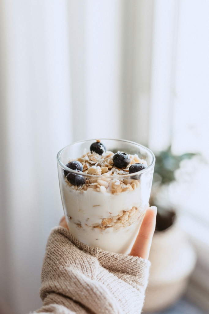 Gyümölcsös joghurt granolával egy kis üveg pohárban