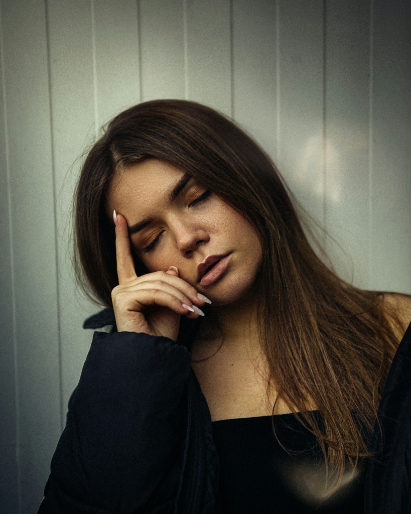 Fiatal lány fogja a fejét