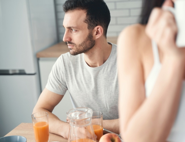 „Rábeszélte, hogy kezdjen viszonyt” – Férfiak története párjuk legrosszabb barátnőiről